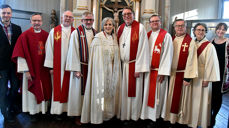 Medvirkende under jubileumsgudstjenesten i Buvik kirke. Fra venstre: Kantor Vincent Linkevicius, sokneprest i Børsa og Skaun Pål Ove Lilleberg, tidligere sokneprest i Børsa og Skaun Stein Ellinggard, sokneprest i Buvik Sveinung Tennfjord, biskop Herborg Finnset, prost i Orkdal Dagfinn Thomassen, prostiprest Jarle Bryne, tidligere sokneprest i Buvik Dagfinn Bjerkestrand, diakon Mette Goa Hugdahl og kirketjener Ingrid Agate Bjerkestrand. (Foto: Gunvor Nyvoll Kjerstad)