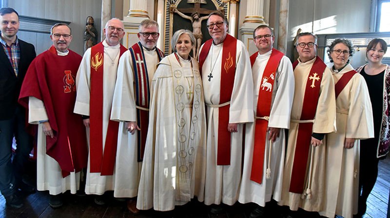 Medvirkende under jubileumsgudstjenesten i Buvik kirke. Fra venstre: Kantor Vincent Linkevicius, sokneprest i Børsa og Skaun Pål Ove Lilleberg, tidligere sokneprest i Børsa og Skaun Stein Ellinggard, sokneprest i Buvik Sveinung Tennfjord, biskop Herborg Finnset, prost i Orkdal Dagfinn Thomassen, prostiprest Jarle Bryne, tidligere sokneprest i Buvik Dagfinn Bjerkestrand, diakon Mette Goa Hugdahl og kirketjener Ingrid Agate Bjerkestrand. (Foto: Gunvor Nyvoll Kjerstad)