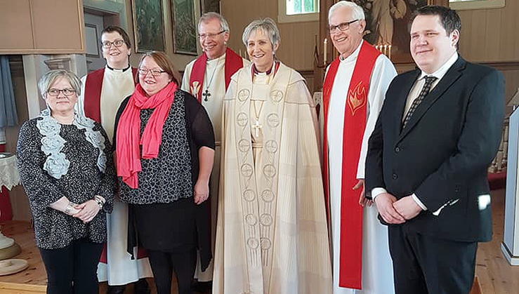 Deltagere i jubileumsgudstjenesten i Leka kirke. Fra venstre: kirketjener Monika Stene, sogneprest Donata Faustmann, menighetsrådsleder Beathe Mårvik, prost Roald Iversen, biskop Herborg Finnset, tidligere prest på Leka Ole Martin Damskog og organist Fredrik Skreddernes. (Foto: Inge Torset)