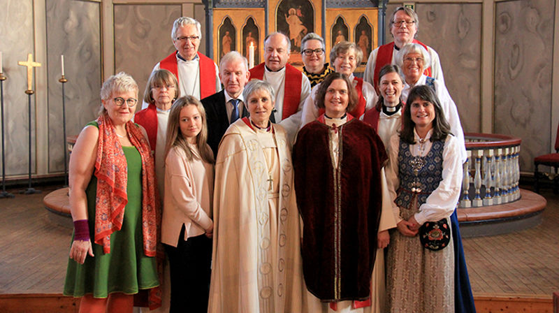 Noen av de som medvirket under den høytidelige jubileumsgudstjenesten i Moe kirke. Foran fra venstre: Margit Sødal, Astrid Svinsås, biskop Herborg Finnset, Åse Rugland og Trine Snekvik Fagerli. Andre rekke fra venstre: Kristin Strand, Jan Arild Dahl, Jorhild Ljøkjel, Elfrid Marie Hollevik-Bakken og Kirsti Kristiansen. Bak fra venstre: Birger Foseide, Bertel Aasen, Heidi Bjørkås Ljøkjel og Dagfinn Thomassen.(Alle foto: Noralf Ljøkjel)