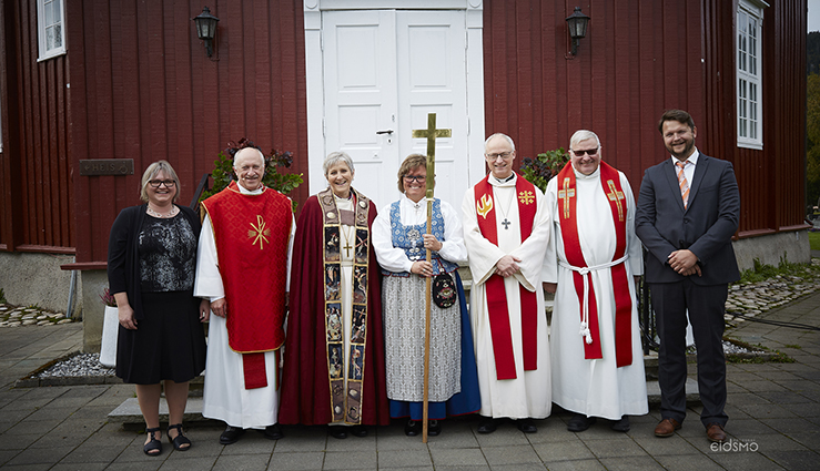 Sammen om feiringen av 200 år gamle Støren kirke. Fra venstre: Klokker Anne Grete Rognes, sokneprest Oddbjørn Stjern, biskop Herborg Finnset, leder i jubileumskomitéen Heidi Bones, prost i Gauldal prosti Øystein Flø, prostiprest Hans-Ole Sveia og leder i Støren menighetsråd Tore Wolden. Foto: Bente Eidsmo