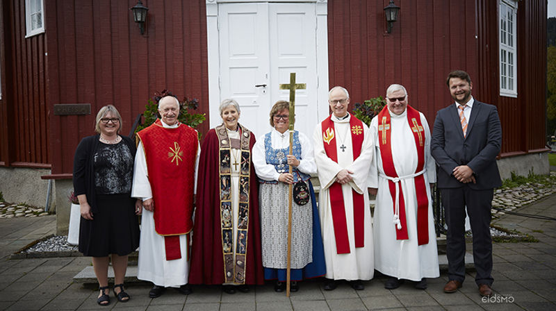 Sammen om feiringen av 200 år gamle Støren kirke. Fra venstre: Klokker Anne Grete Rognes, sokneprest Oddbjørn Stjern, biskop Herborg Finnset, leder i jubileumskomitéen Heidi Bones, prost i Gauldal prosti Øystein Flø, prostiprest Hans-Ole Sveia og leder i Støren menighetsråd Tore Wolden. Foto: Bente Eidsmo