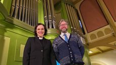 Sokneprest Sabine Kjølsvik (t.v) og kantor Erling Neergård.