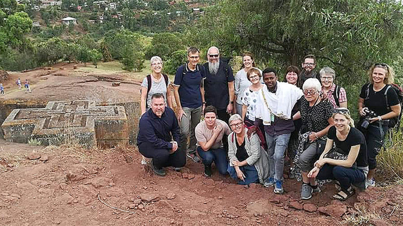 Bilde fra Kirkens Nødhjelps "mobiliseringsreise" til Etiopia i november. Deltagere fra Nidaros (frivillige og ansatte) var Sigbjørn Dalen fra Ekne (nederst til venstre), kateket Kristin Ofstad fra Heimdal (øverst til venstre), Kjell Morten Brun fra Skogn (nederst, nr. 2 fra venstre) og kateket Grete Ramampiaro fra Tiller (øverst til høyre).