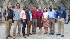 Klimapilegrimsvandringen under Olavsfestdagene endte opp ved Nidarosdomen. Fra venstre: Pilegrimsprest Einar Vegge, ukjent, Farhan Shah (islamsk filosof), Eric Mokua (Bench Marks Foundation i Sør-Afrika), biskop Geoff Davies (Sør-Afrika), biskop Herborg Finnset, Lisa Sivertsen (konst. generalsekretær Kirkens Nødhjelp), Francis Mkandawire (generalsekretær i the Evangelical Assosiation of Malawi), Sheikh Yussuf Ayami (Zambia).