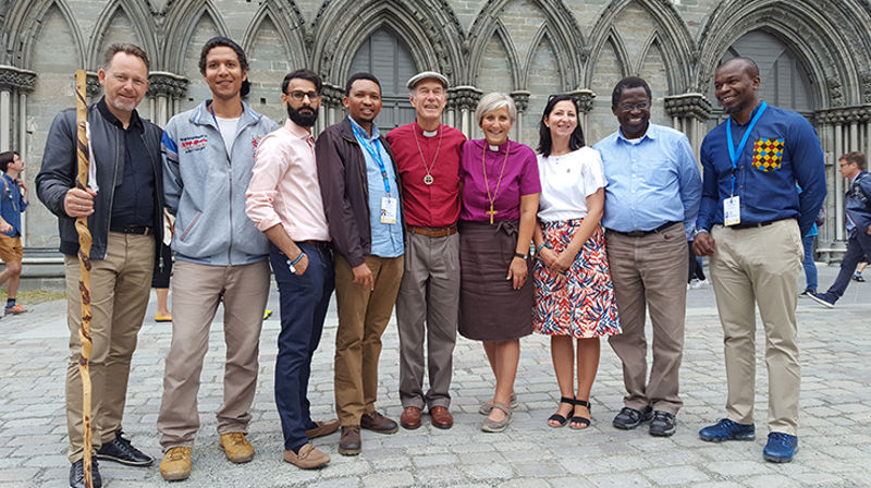 Klimapilegrimsvandringen under Olavsfestdagene endte opp ved Nidarosdomen. Fra venstre: Pilegrimsprest Einar Vegge, ukjent, Farhan Shah (islamsk filosof), Eric Mokua (Bench Marks Foundation i Sør-Afrika), biskop Geoff Davies (Sør-Afrika), biskop Herborg Finnset, Lisa Sivertsen (konst. generalsekretær Kirkens Nødhjelp), Francis Mkandawire (generalsekretær i the Evangelical Assosiation of Malawi), Sheikh Yussuf Ayami (Zambia).