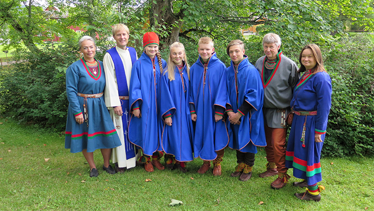 Fra venstre: Trosopplærer Meerke Krihke Leine Bientie (Brekken) prest Einar Bondevik (Mo i Rana), Aiila Renander Bransfjell (Trondheim), Sol Angelica Kråik Bergström (Meråker), Piere-Åvla Bransfjell (Brekken), Elias Sammol Gaino Danielsen (Kautokeino), diakon Bertil Jönsson (Røyrvik) og nestleder i Samien Åålmegeraerie Sonja Krihke Danielsen (Meråker).   