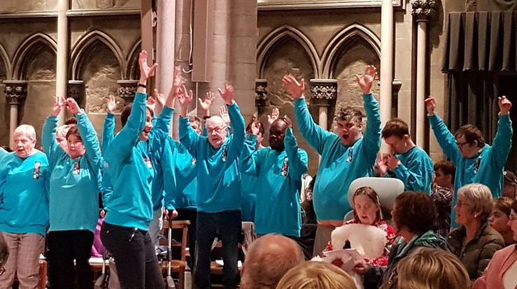 Kor Artig fra Nidelven menighet ledet an i jubelen i Nidarosdomen denne høsttakkefesten. (Foto: Vigdis Aanderaa Aakre)