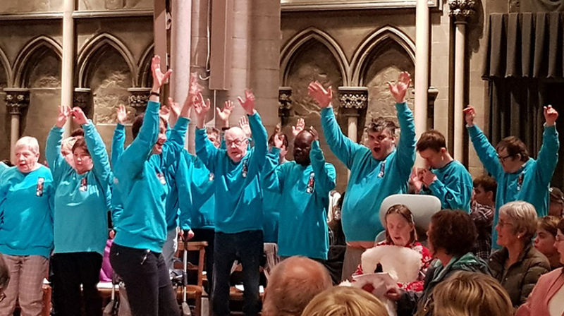 Kor Artig fra Nidelven menighet ledet an i jubelen i Nidarosdomen denne høsttakkefesten. (Foto: Vigdis Aanderaa Aakre)