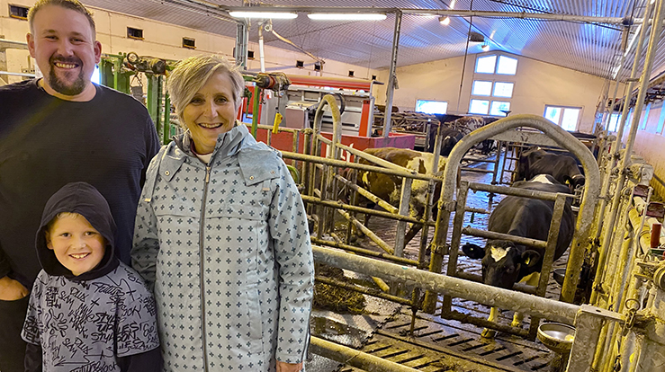 Biskop Herborg Finnset i fjøset på Sørmo gård sammen med Vegard Sørmo Loktu (f.v) sønnen Konrad og biskop Herborg. (Foto: Magne Vik Bjørkøy)