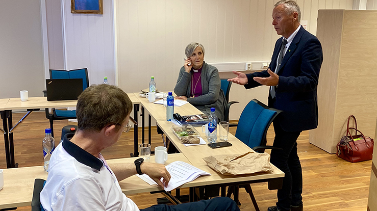 Ordfører Frode Revhaug og kommunelege Arne Bye i Frosta hadde en sterk historie om hvordan Frostasamfunnet kom midt i koronapandemien tidlig i mars 2020. (Foto: Magne Vik Bjørkøy)