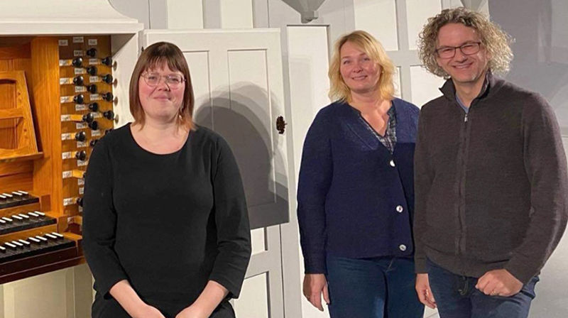 Fortjent kulturpris til kantorene Silje Vang Pedersen (f.v), Siv Anette Lorentzen og Bjørn Alexander Bratsberg. (Foto: Inderøyningen)