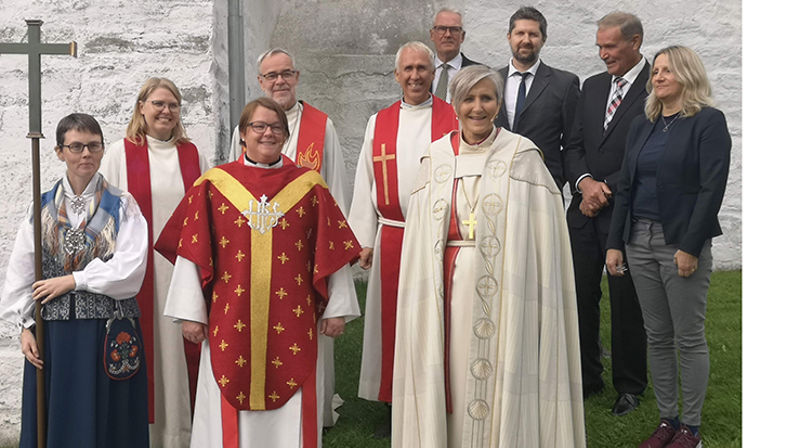 Nyordinert sokneprest Janne Grete Jørstad og biskop Herborg Finnset sammen med deltagere under ordinasjonsgudstjenesten i Alstadhaug kirke. (Foto: Børge Lund)