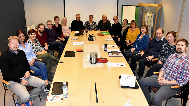 Klar for nytt studie i Erkebispegården i Trondheim. Stiftsstyreleder i Diakonforbundet Nidaros, Pål Arne Winsnes (f.h ved enden av bordet), studieleder Kari Jordheim (VID) og diakonrådgiver Britt Arnhild Wigum Lindland kunne ønske velkommen 14 studenter med ulik ansatt-bakgrunn i kirken.(Foto: Magne Vik Bjørkøy)