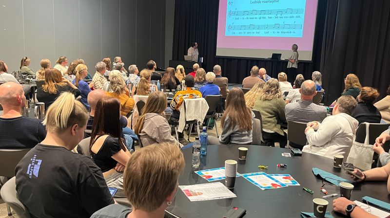 Jovna Zakharias Dunfjell ledet sang av to av salmene fra den nye sørsamiske salmeboka Saalmegærja. T.h ser du rådgiver ved bispkontoret Vigdis Aanderaa Aakre.