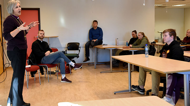 Det ble tid til både kirkehistorie og spørsmål fra elevene da biskop Herborg møtte klasse 3A ved KVT i religionstimen. (Alle foto: Magne Vik Bjørkøy)