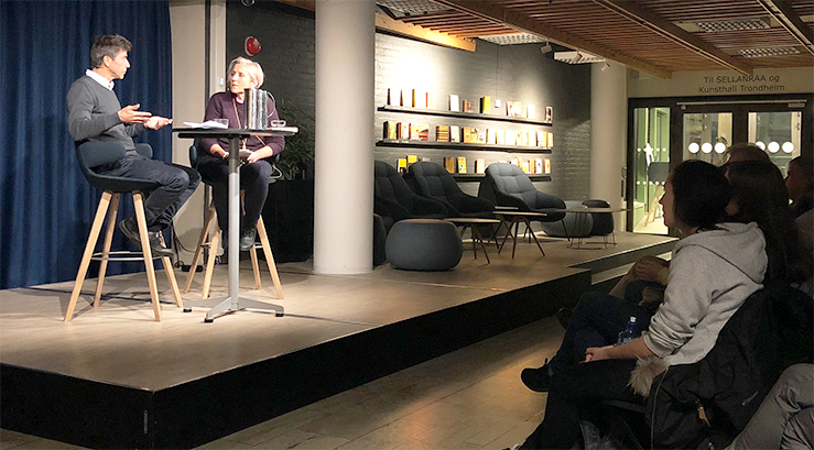 Biskop Herborg Finnset og Dag O. Hessen oppnådde stor interesse og tilslutning til sin samtale på Litteraturhuset i Trondheim. (Alle foto: Aud Kristin Saltvik Aasen)