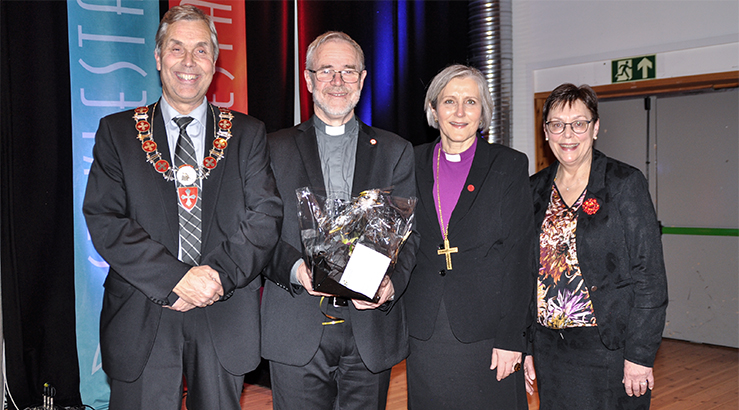 Både kirkelige og lokale ledere var representert under markeringen av nye Stiklestad prosti. Fra venstre: Ordfører i Verdal Bjørn Iversen, prost i Stiklestad Gustav Danielsen, biskop Herborg Finnset og assisterende fylkesmann i Trøndelag Gerd Janne Kristoffersen. (Begge foto: Marit Arnesen Veimo)