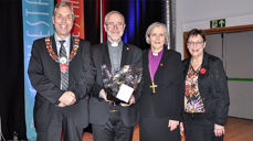 Både kirkelige og lokale ledere var representert under markeringen av nye Stiklestad prosti. Fra venstre: Ordfører i Verdal Bjørn Iversen, prost i Stiklestad Gustav Danielsen, biskop Herborg Finnset og assisterende fylkesmann i Trøndelag Gerd Janne Kristoffersen. (Begge foto: Marit Arnesen Veimo)