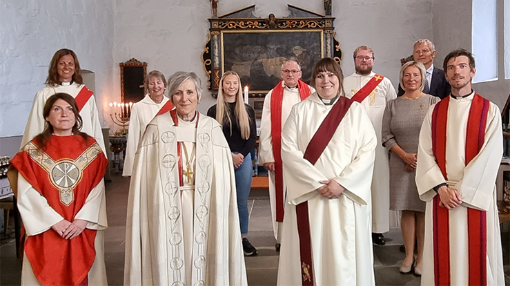 Medvirkende under vigslingsgudstjenesten i Ørland kirke. Foran f v : Sogneprest i Ørland Daniela Strbkova, biskop Herborg Finnset, nyvigslet diakon Larisa Ross Sagranden, sokneprest i Bjugn Ole Thomas Bientie Reiten Bak f v : Rådgiver Aud Kristin Saltnes Aasen, diakon Ingun Synøve Bøe, ungdomsleder Leah Hammer, forsvarsprest Sverre Stai, kantor Paul Andre Nilsen Grande, Lise Guttelvik fra Bjugn menighetsråd og Karl Rædergård fra Ørland menighetsråd.  