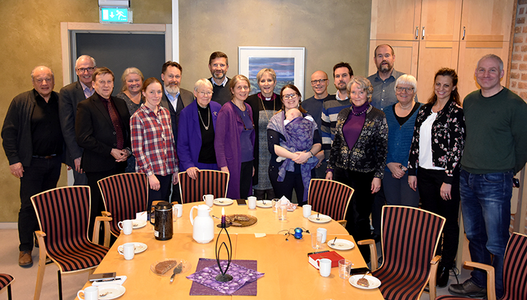 Organisasjonsledere på besøk på bispedømmekontoret. Fra venstre: Bertel Aasen (Israelsmisjonen), Johannes Selstø (NLM/Betania), Joralf Rindli (Israelsmisjonen), Britt Arnhild Wigum Lindland (bispedømmekontoret), Ingeborg Meislo Ulvin (NMS), Einar Vegge (Areopagos/bispedømmekontoret), Bjørg Sand (NMS), Jann Even Andresen (Normisjon/Salem), Vigdis Aanderaa Aakre (bispedømmekontoret), biskop Herborg Finnset, Fredrikke Kjosavik (Stefanusalliansen), Torstein Heggheim (Himalpartner), Arne Christian Rokseth (Normisjon/Salem), Ester Røen (KIA), Olav Dahle Svanholm (bispedømmekontoret), Inger Brit Rødberg (Normisjon), Aud Kristin Saltvik Aasen (bispedømmekontoret) og Tarjei Løvik (NLM). (Foto: Magne Vik Bjørkøy)