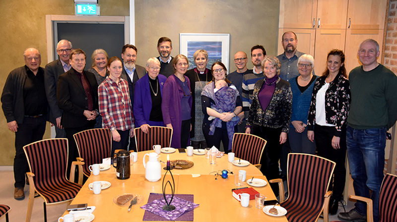 Organisasjonsledere på besøk på bispedømmekontoret. Fra venstre: Bertel Aasen (Israelsmisjonen), Johannes Selstø (NLM/Betania), Joralf Rindli (Israelsmisjonen), Britt Arnhild Wigum Lindland (bispedømmekontoret), Ingeborg Meislo Ulvin (NMS), Einar Vegge (Areopagos/bispedømmekontoret), Bjørg Sand (NMS), Jann Even Andresen (Normisjon/Salem), Vigdis Aanderaa Aakre (bispedømmekontoret), biskop Herborg Finnset, Fredrikke Kjosavik (Stefanusalliansen), Torstein Heggheim (Himalpartner), Arne Christian Rokseth (Normisjon/Salem), Ester Røen (KIA), Olav Dahle Svanholm (bispedømmekontoret), Inger Brit Rødberg (Normisjon), Aud Kristin Saltvik Aasen (bispedømmekontoret) og Tarjei Løvik (NLM). (Foto: Magne Vik Bjørkøy)