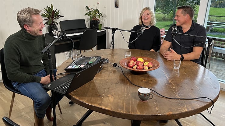 Rønnaug og Øyvind Løvrød forteller om sitt livsvalg på historiske Nærøya til programleder Magne Vik Ravndal (t.v). (Foto: Jon Ola Lien)
