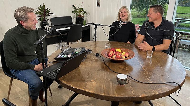 Rønnaug og Øyvind Løvrød forteller om sitt livsvalg på historiske Nærøya til programleder Magne Vik Ravndal (t.v). (Foto: Jon Ola Lien)