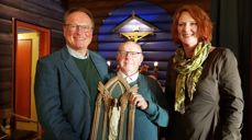 Prismottaker Robert Johansen med forslagsstiller Lars Sperre og juryens leder Gunn Ågot Leite.