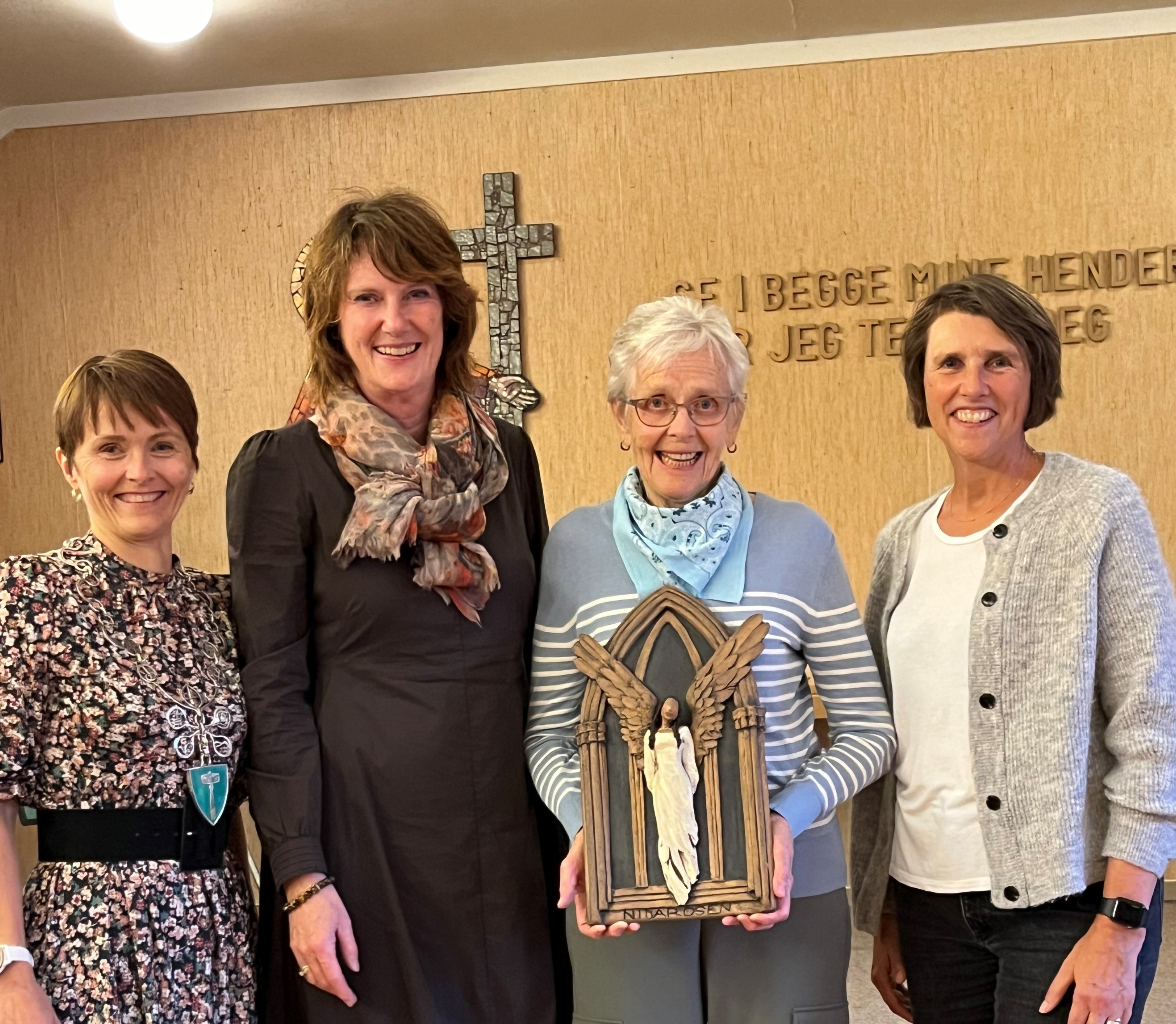 Ordfører Mildrid Kattem Aune (f.v), juryleder Gunn Ågot Leite, prisvinner Britt Sveen Bolme og leder i soknerådet Arnhild Foseide Fagerholt. Foto: Stine Sveen Flåtten