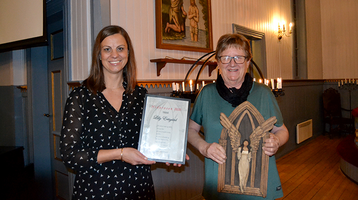 Fra utdelingen av Nidarosen i 2020 til Lilly Ertsgård (t.h) i Lånke. Rådgiver ved Nidaros bispedømme Aud Kristin Saltvik Aasen (t.v) delte ut prisen. (Foto: Egil Rømo, Bladet)