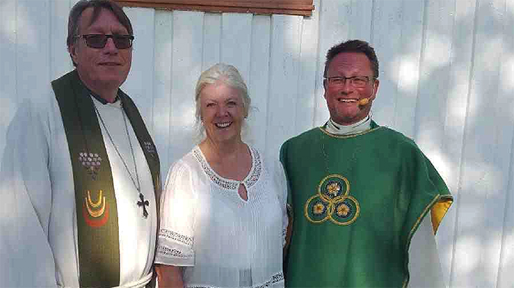 Nyinnsatt sokneprest i Agdenes, Lars Sperre, sammen med prost i Orkdal, Dagfinn Thomassen (t.v) og menighetsrådsleder Marie Davidsen. (Foto: Odd Døsvik)