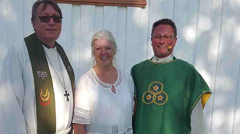 Nyinnsatt sokneprest i Agdenes, Lars Sperre, sammen med prost i Orkdal, Dagfinn Thomassen (t.v) og menighetsrådsleder Marie Davidsen. (Foto: Odd Døsvik)