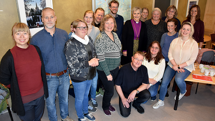 Deltagere på nyansattsamling. Stående fra venstre: Marit Arnesen Bergendahl (vikar trosopplæring, Nidaros domprosti), Martin Ottosen (sokneprest, Lierne/Røyrvik), Janne Grete Jørstad (prestevikar, Inderøy), Åshild Hugdal (menighetspedagog, Melhus), Anne Beate Leivann (sokneprest, Stod), May Slettan (prestevikar, Ørland/Bjugn), Lars Christoffer Skogrand (kateketvikar, Byåsen), biskop Herborg Finnset, trosopplæringsrådgiver Vigdis Aanderaa Aakre, diakonirådgiver Britt Arnhild Wigum Lindland, Inger Helene Halsen (menighetspedagog, Tiller) og undervisningsrådgiver Aud Kristin Saltvik Aasen. Sittende fra venstre: Ole Dahle (prostiprest/sokneprest, Namdal/Namsskogan), Tina  Marie Rødde Paulsen (trosopplærer, Ørland), Ingvild Yrke (menighetspedagog, Ilen) og Anna Nicoline Segtnan Menzoni (vikar menighetspedagog, Byåsen). (Foto: Magne Vik Bjørkøy)
