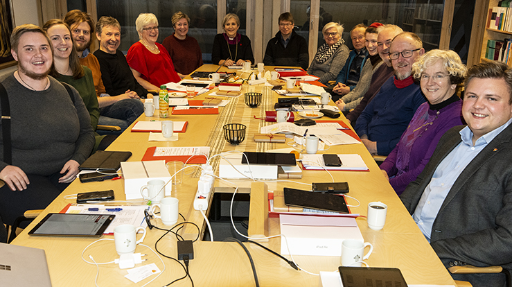 Nyvalgt Nidaros bispedømmeråd for 2020-2023 med vararepresentanter. Fra venstre: Alex Ramstad Døsvik, nestleder Agnes Sofie Gjeset, Torkil Skille, Kolbjørn Lie, Kjersti Ngozi Furuseth, Grete Bækkan Mollan, biskop Herborg Finnset, Bjørn Thomas Åhren, Randi Sollie Denstad, Gustav Kant, Ingrid Marie Heiene, Jon Henrik Gulbrandsen, Erik Seem, leder Brit Skjelbred og Arild Kvernmo Pedersen (Foto: Magne Vik Bjørkøy)