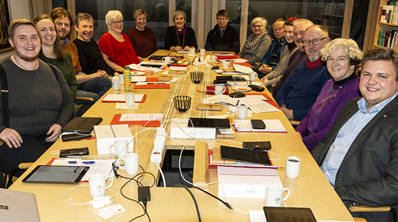 Nyvalgt Nidaros bispedømmeråd for 2020-2023 med vararepresentanter. Fra venstre: Alex Ramstad Døsvik, nestleder Agnes Sofie Gjeset, Torkil Skille, Kolbjørn Lie, Kjersti Ngozi Furuseth, Grete Bækkan Mollan, biskop Herborg Finnset, Bjørn Thomas Åhren, Randi Sollie Denstad, Gustav Kant, Ingrid Marie Heiene, Jon Henrik Gulbrandsen, Erik Seem, leder Brit Skjelbred og Arild Kvernmo Pedersen (Foto: Magne Vik Bjørkøy)