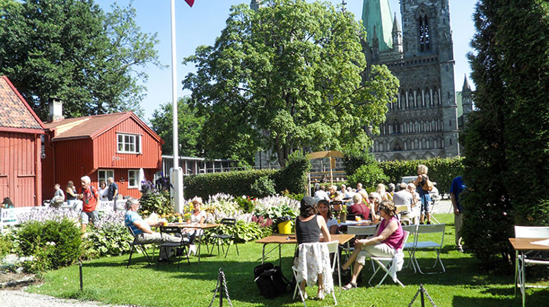 Kirkehagen utenfor Waisenhuset byr på hygge, kaffe og vafler - en samtale og hvilepuls