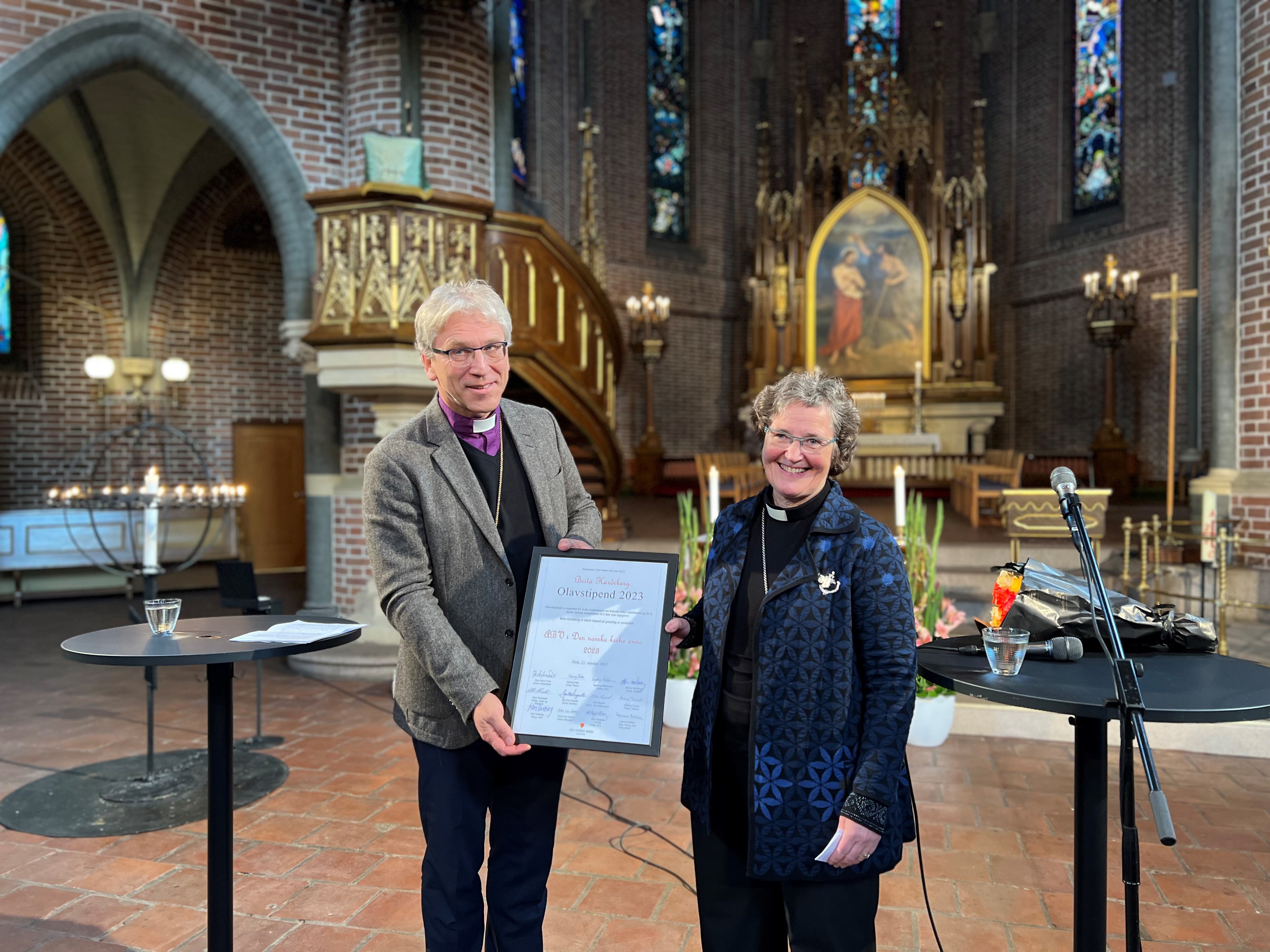Prost Brita Hardeberg mottok tildelingen av preses Olav Fykse Tveit under Bispemøtets avslutning i Trefoldighetskirken i Oslo. 