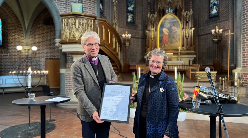 Prost Brita Hardeberg mottok tildelingen av preses Olav Fykse Tveit under Bispemøtets avslutning i Trefoldighetskirken i Oslo.