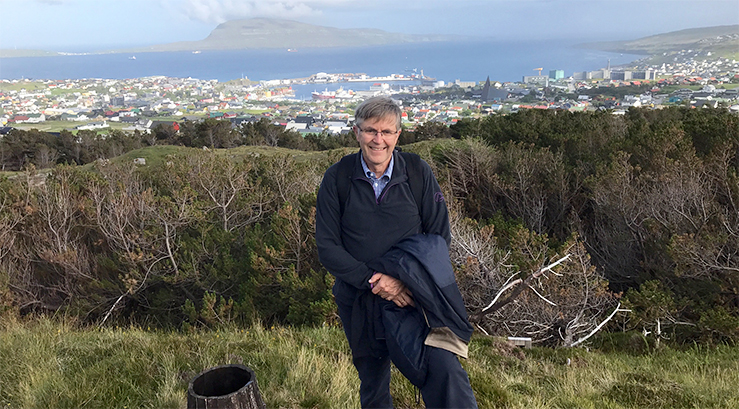 Biskop Tor fikk anledning til å gå pilegrimsruten fra Kyrkjebø til Torshavn. Her på en høyde før vandringen inn til selve Torshavn. (Alle foto: Gunhild Gyllensten Singsaas)