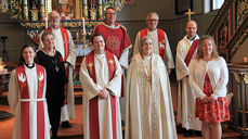 Medvirkende under ordinasjonsgudstjenesten i Meldal kirke, søndag 3. mai. Fra venstre: Elfrid-Marie Bakken, Britt Ingeborg Hansen, Jon Nilsen, nyordinert sokneprest Jonas Jensen Dahlberg, prost Dagfinn Thomassen, biskop Herborg Finnset, Sveinung Tennfjord, Magne Krogsgaard og Sissel Muan. (Foto: Noralf Ljøkjell)