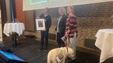 Organisasjonsdiakon Hilde Løwén Grumstad i KABB og tidligere deltaker på pilegrimsvandring med KABB Mette Müller tok i mot pilegrimsprisen 2024 i Erkebispegården i Trondheim. Alle foto: Nidaros bispedømme