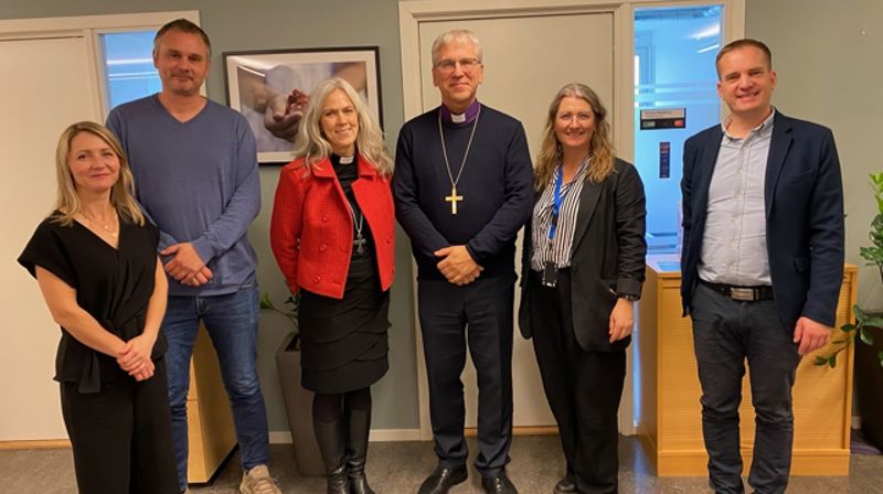 Preses vart også betre kjent med seksjonen og eininga livssynstenestene høyrer inn under. Einingsleiar Hanne Kvello (f.v), seksjonssjef for seksjon for utdanningskvalitet og læringsmiljø Audun Grøm, domprost Kristin Moen Saxegaard, preses Olav Fykse Tveit, studentprest Lena Risnes og studentprest Ludvig Aasen.