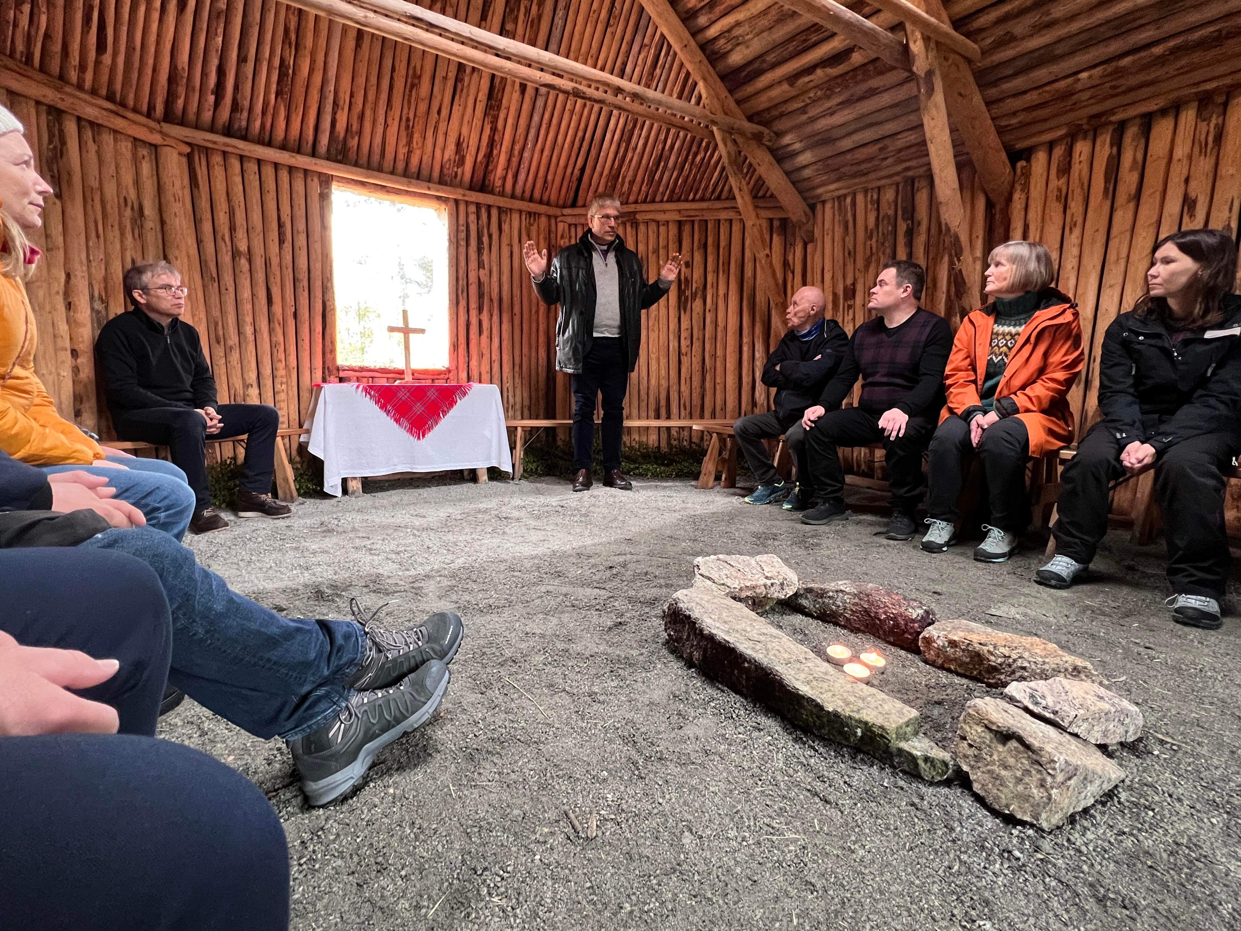 Preses Olav Fykse Tveit velsignar kyrkjegamma på Drag under besøket i Hamarøy kommune. Foto: Thomas Berbom