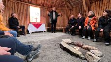 Preses velsigner kirkegammen på Drag.