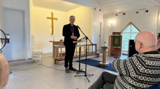 Preses Olav Fykse Tveit talar til kyrkjelyden i Drag kyrkje. Alle foto: Thomas Berbom, Tone Gullaksen