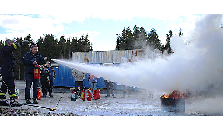Kirkeverge i Steinkjer, Gunnvald Granmo, fikk prøve å slukket brann under fagdagen i Nord-Innherad prosti. (Alle foto: Arne Opdal)