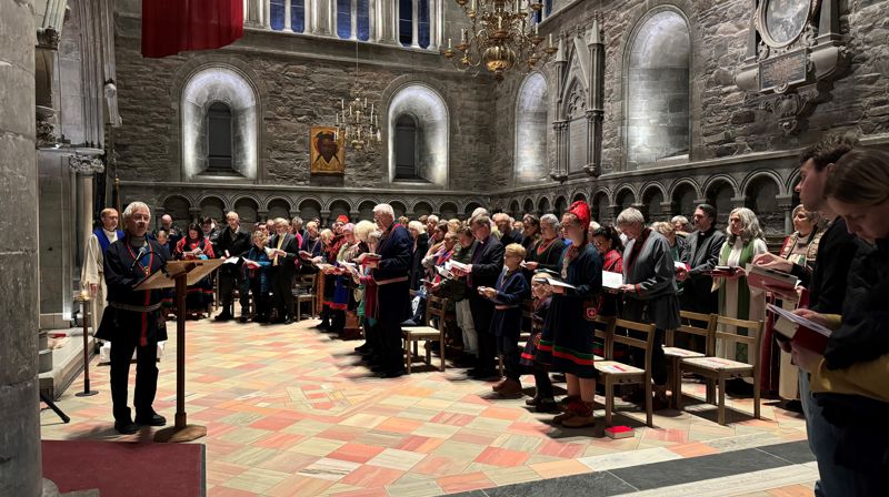 Tidligere prest i sørsamisk menighet Bierna Leine Bientie har brukt 40 år på å oversette Det nye testamentet til sørsamisk. I helga var det markering i Trondheim og feiring med høymesse i Nidarosdomen.