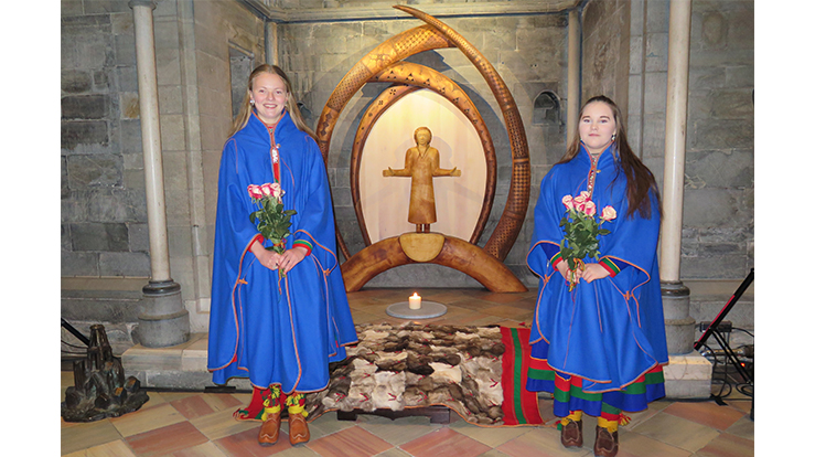 Jonna Dunfjeld Mølnvik fra Snåsa og Maria Victoria Bientie Sivertsen fra Sørli fra Saemien Åålmege ble konfirmert i Nidarosdomen søndag den 13.august. (Foto: Meerke Krihke Leine Bientie)