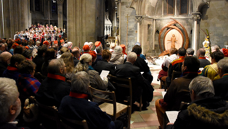 Et fullsatt tverrskip, to kor og representanter fra Saamien Åålmege (sørsamisk menighet), sameting, kirkeledelse og det offisielle Norge deltok i den historiske og høytidelige alterinnvielsen. (Alle foto: Magne Vik Bjørkøy)
